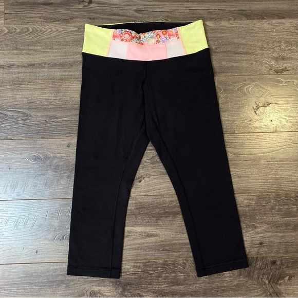 Lululemon Wunder Under Crop full on Luon
reversible to solid black size 6 - Picture 7 of 9